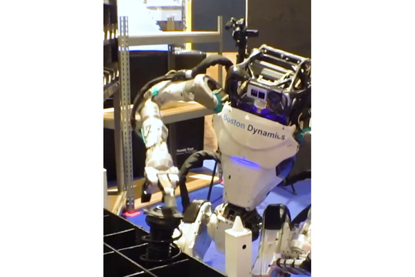 ヒト型ロボ「Atlas」 14kgの自動車部品を取り出し運ぶ作業を披露。Boston Dynamicsが動画公開