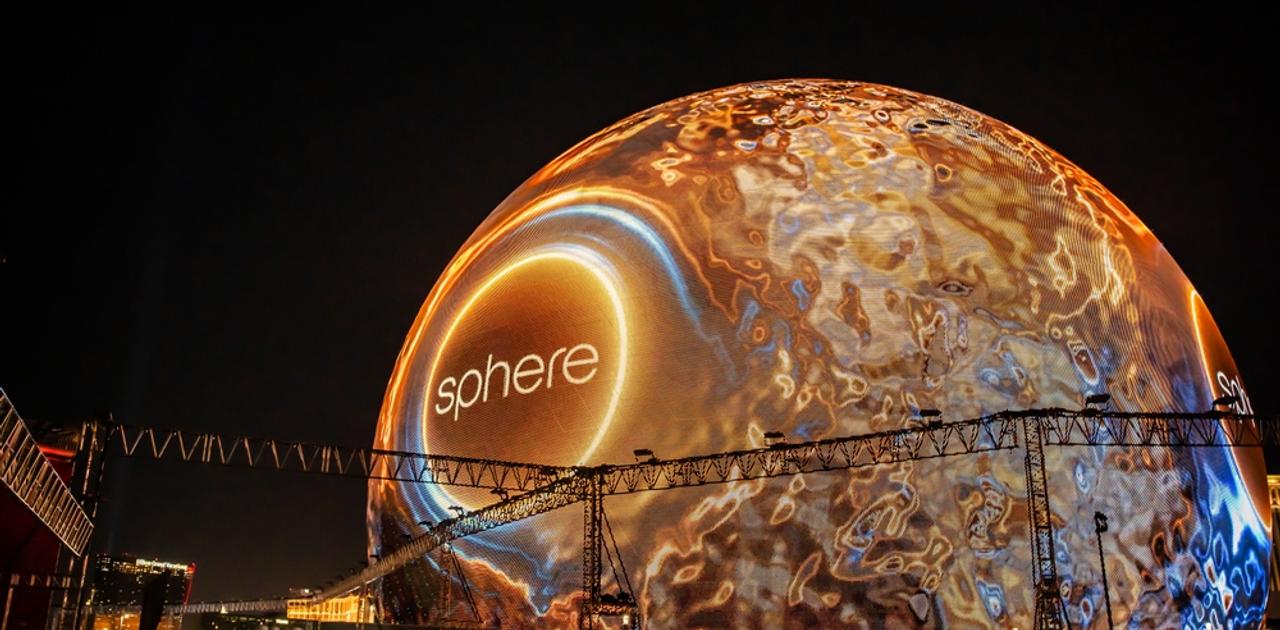 ラスベガスの巨大球体コンサートホール「Sphere」の頂上までよじ登った男が現わる