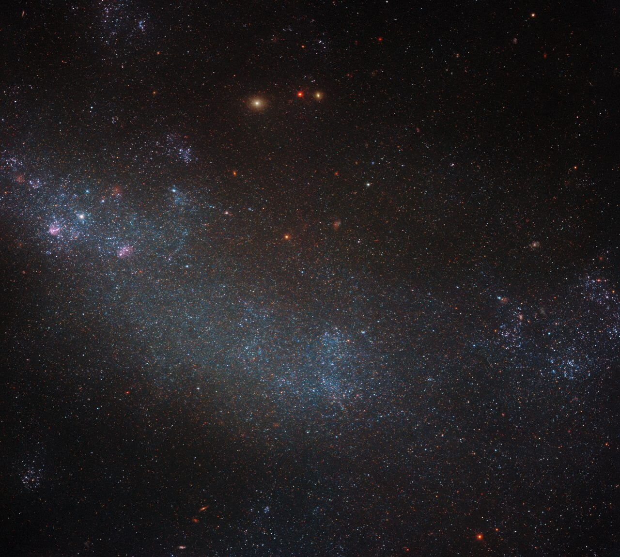 ハッブル宇宙望遠鏡が撮影した“ほうおう座”の不規則銀河「ESO 245-5」