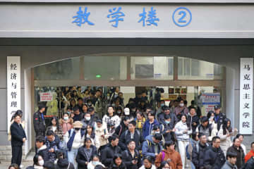 中国、就職難で公務員人気が過熱　「現代の科挙」に出願303万人