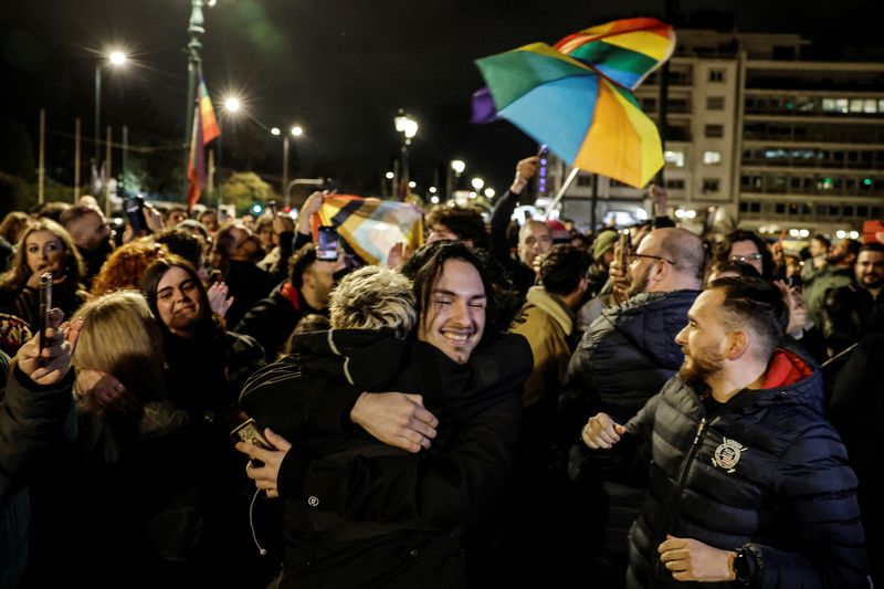ギリシャ議会が同性婚を承認、異例の超党派で結束