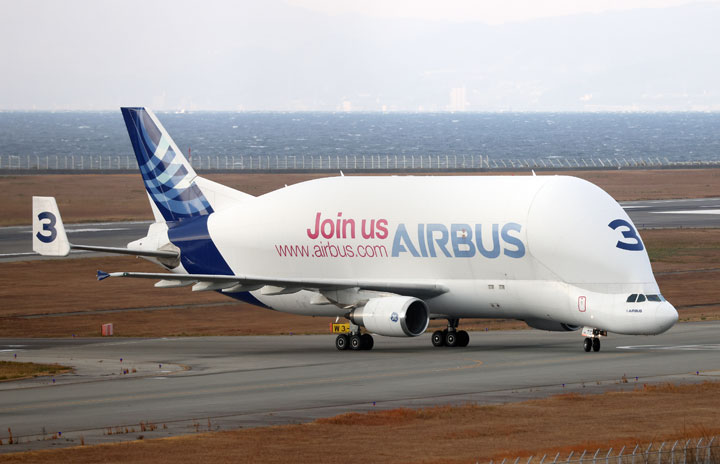 神戸に大型輸送機「ベルーガ」到着　”シロイルカ”9カ月ぶり3度目