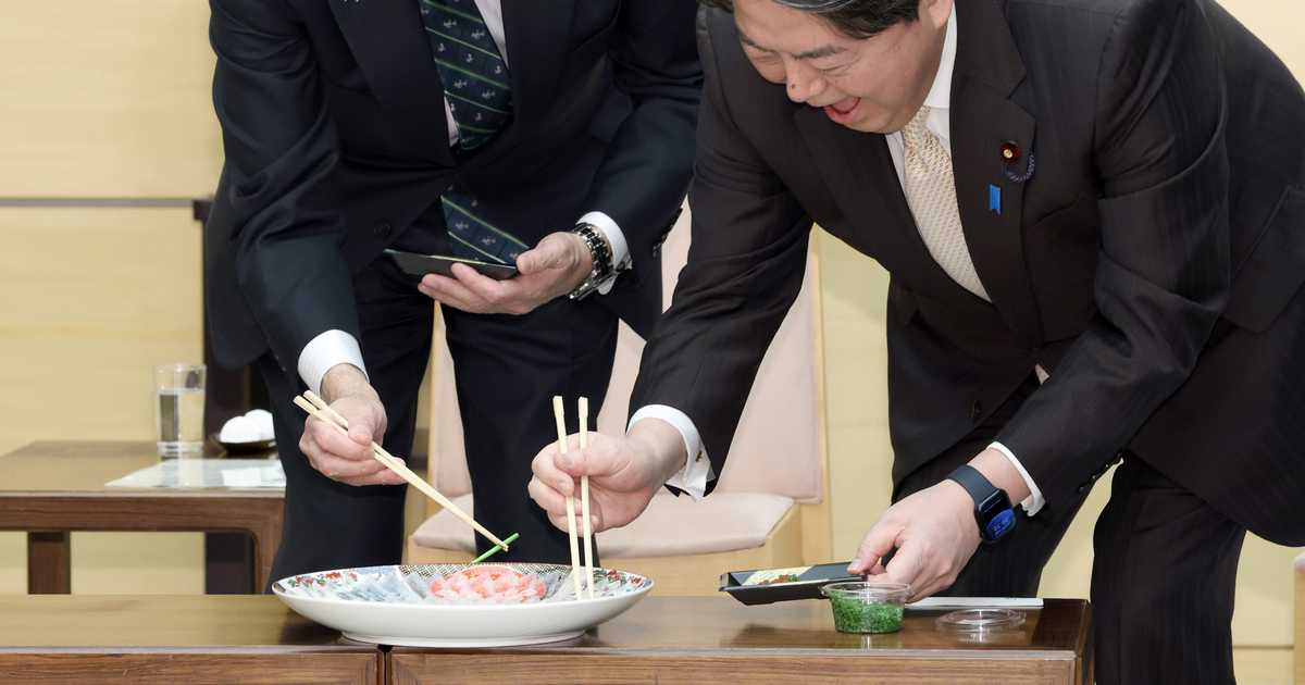 岸田首相、〝福〟に舌鼓　下関フグ「噛めば噛むほどいい」