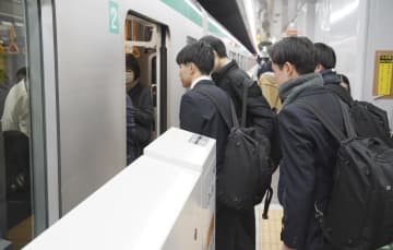 神戸市が高校通学定期無料化　授業料無償化の大阪府に対抗