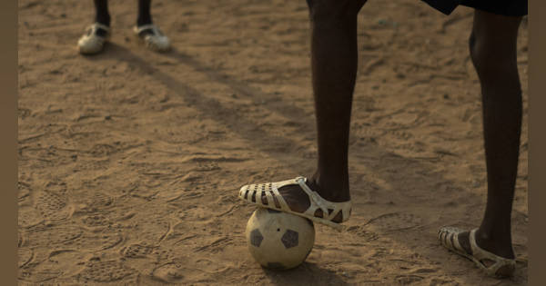 コートジボワール国民が愛する「激安サンダル」がグッチを魅了するまで パーティから路上サッカーまで「レケ」でOK！ (クーリエ・ジャポン)