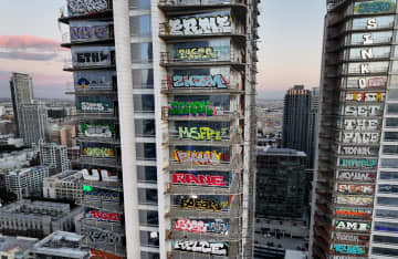 米LAの高層ビル、大規模落書き　犯罪？芸術？中国企業が開発放棄