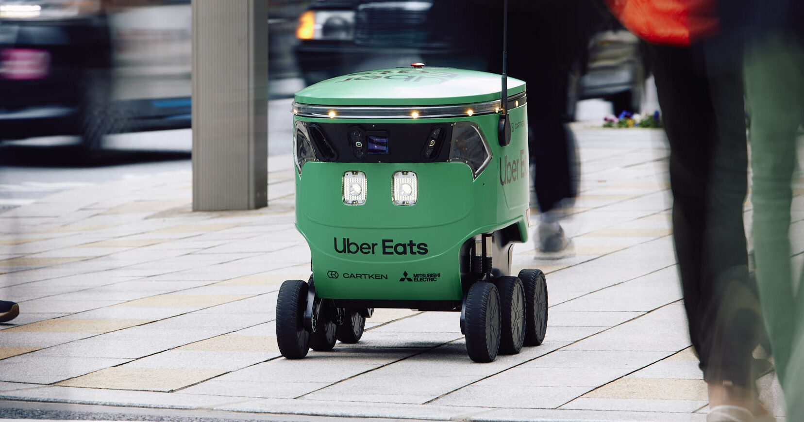Uber Eatsの自動配送ロボ、いよいよ日本で稼働！最高時速は「早歩き」程度