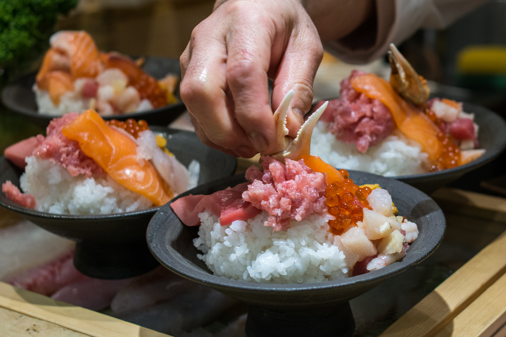 １万8000円の海鮮丼が外国人観光客に人気な理由 変わる世界との〝お財布事情〟日本のサービスと賃金が変わる「きっかけ」を