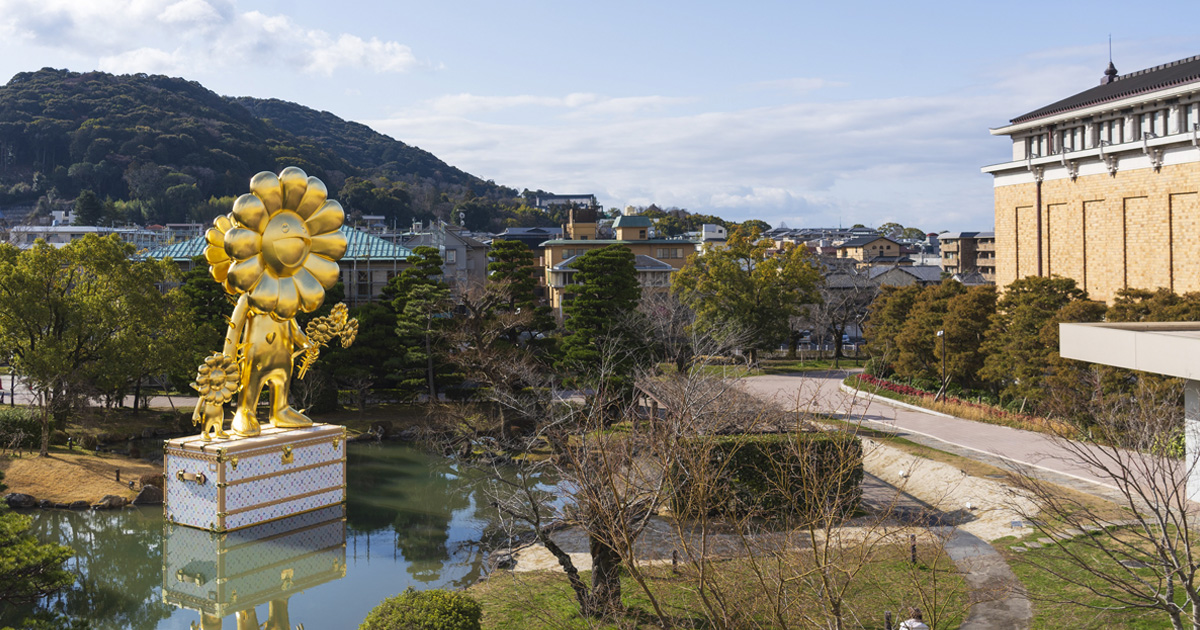 村上隆「お花の親子」と「ルイ・ヴィトン」トランクが京セラ美術館の日本庭園に出現