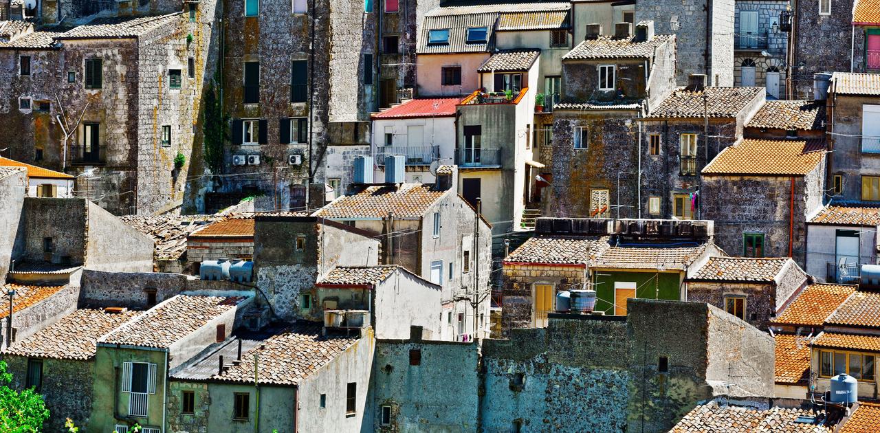 1ユーロで空き家を販売したイタリアの町はどうなった？