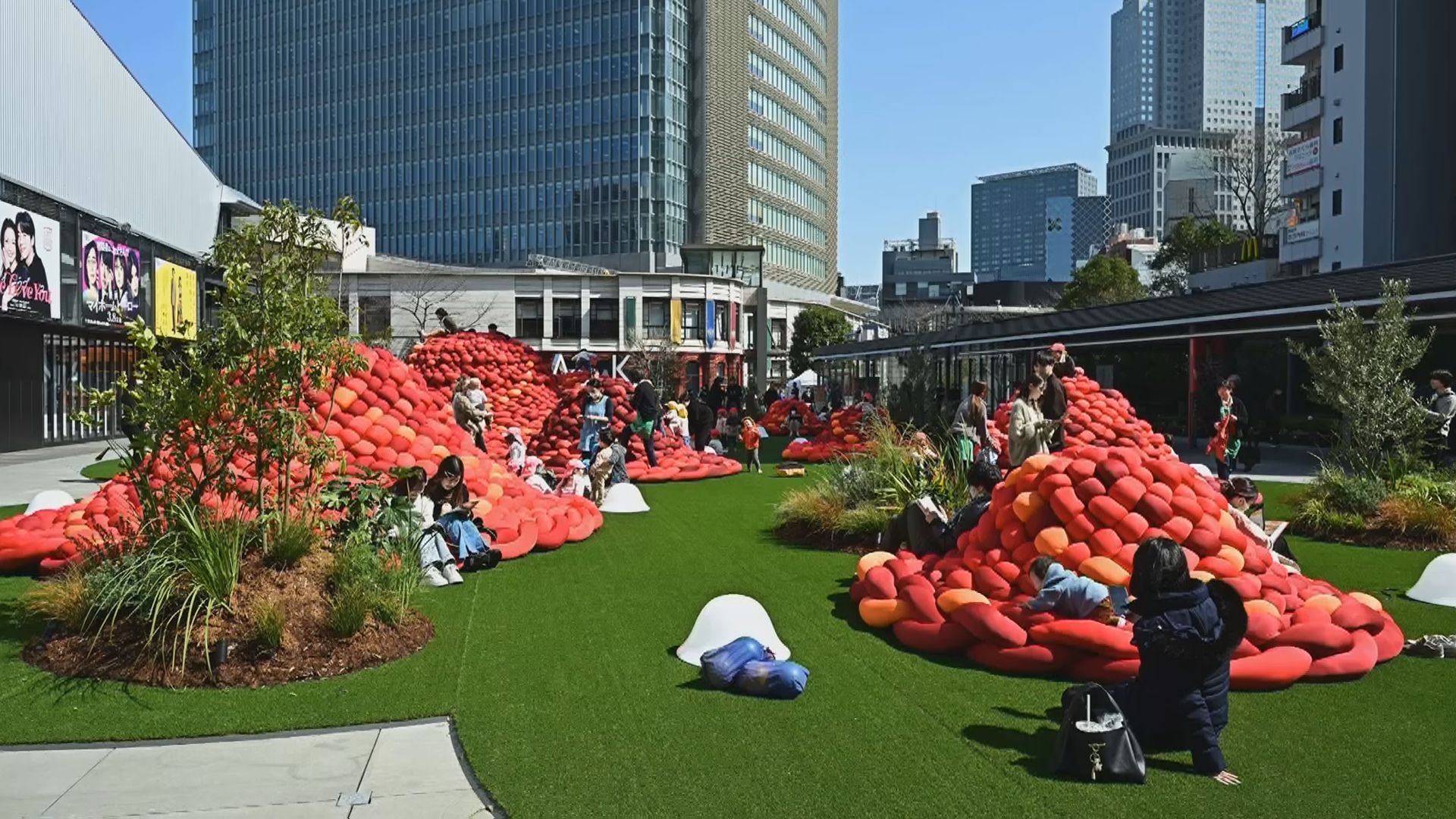赤坂に謎の赤い「盛り上がり」　東京クリエイティブサロンが都内各所を舞台に開催中