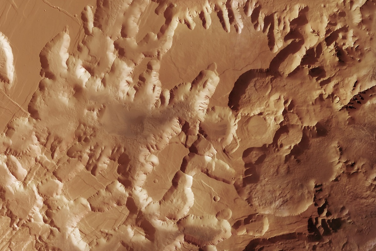 火星でエベレストより高い巨大火山「ノクティス」発見