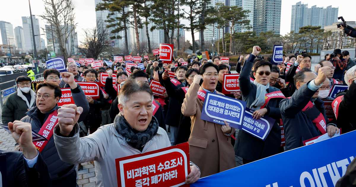 韓国で研修医の一斉職場放棄が長期化　重症患者ら「死の恐怖の終息を」