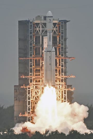 中国、月裏側探査へ衛星　打ち上げ成功、地球と通信