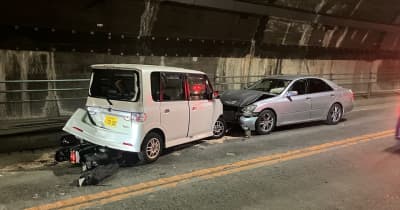 トンネル内で車2台とバイクが衝突する事故　２人が病院に運ばれる　山梨・甲府市