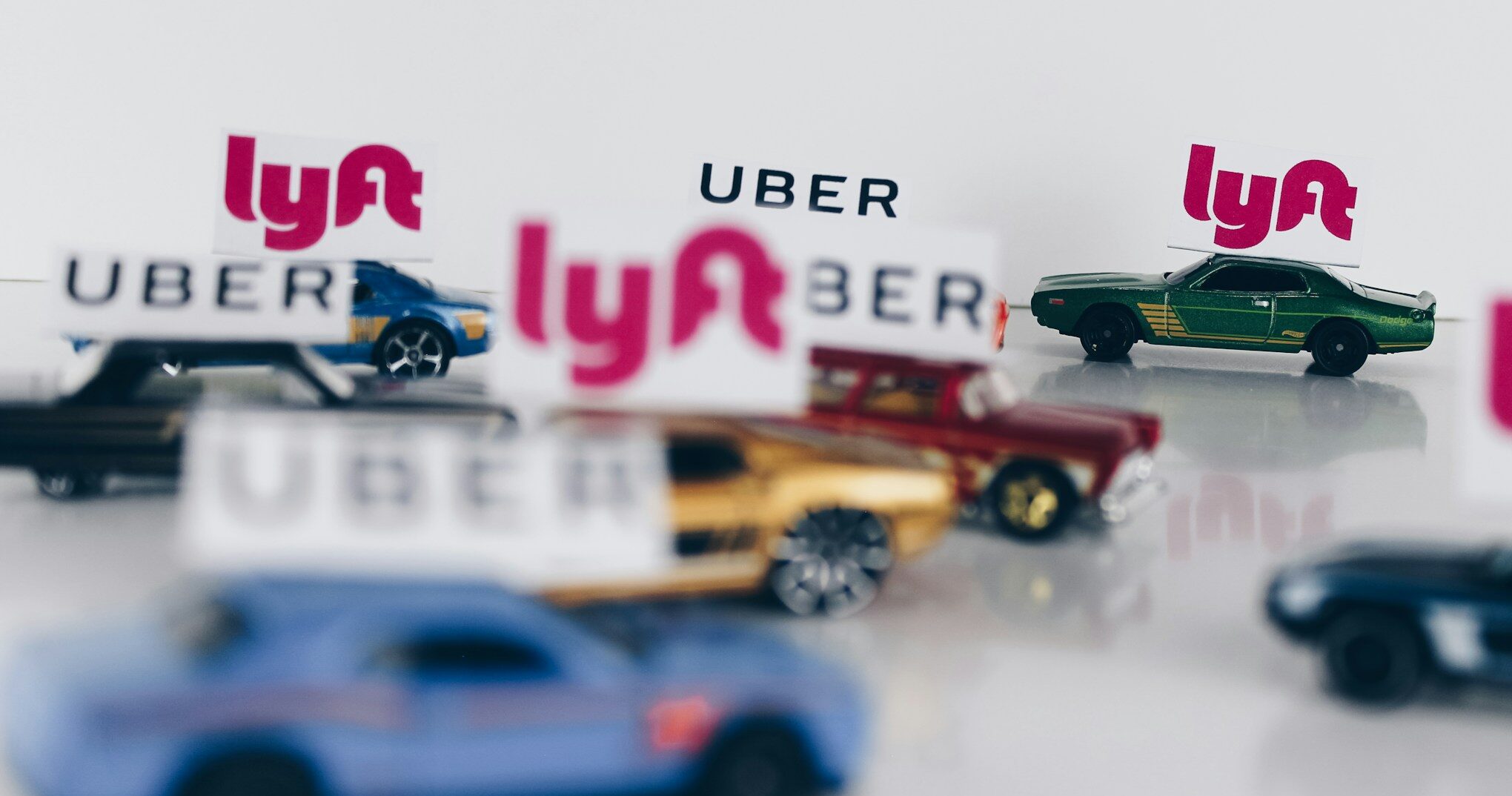 ライドシェア運転手、「給料2倍」条例が可決　Uber、米ミネアポリスから撤退か