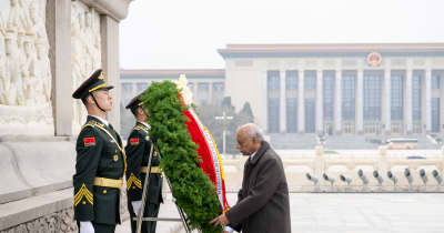スリランカ首相、北京で人民英雄紀念碑に献花