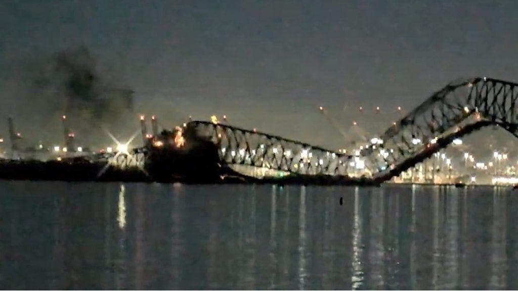 「全長2.6キロの橋」崩落の瞬間　米メリーランド州でコンテナ船が衝突