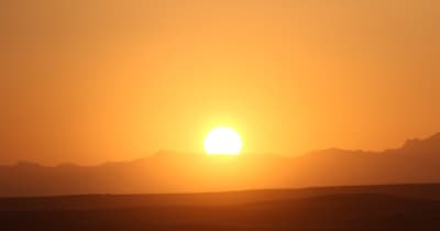 中国甘粛省敦煌で観光客増　砂漠の朝日も魅力
