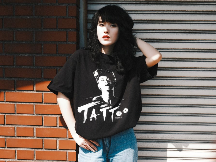 中森明菜がアパレル企業と初コラボ、名曲「TATTOO」をモチーフにしたT