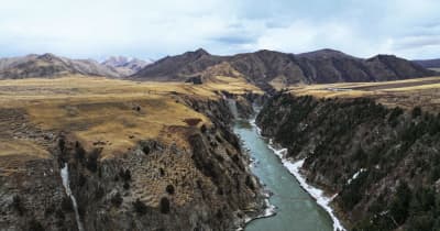 黄河上流、寧木特峡谷の春　中国青海省