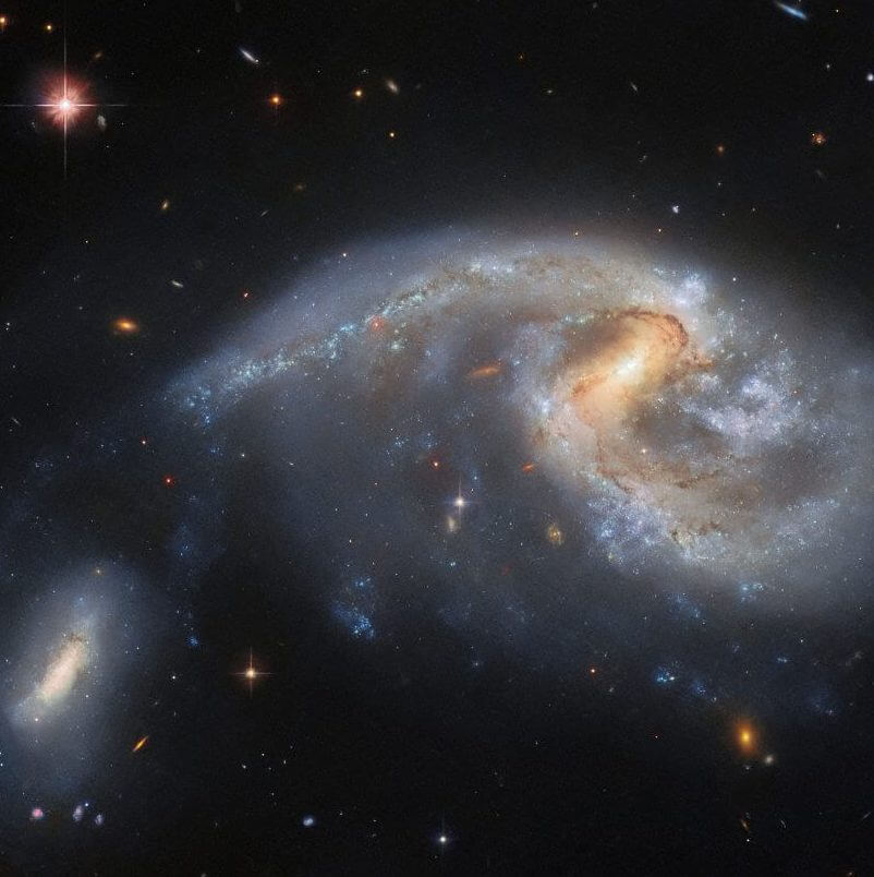ゆがんだ渦巻銀河と小さな銀河のペア「Arp 72」ハッブル宇宙望遠鏡が撮影