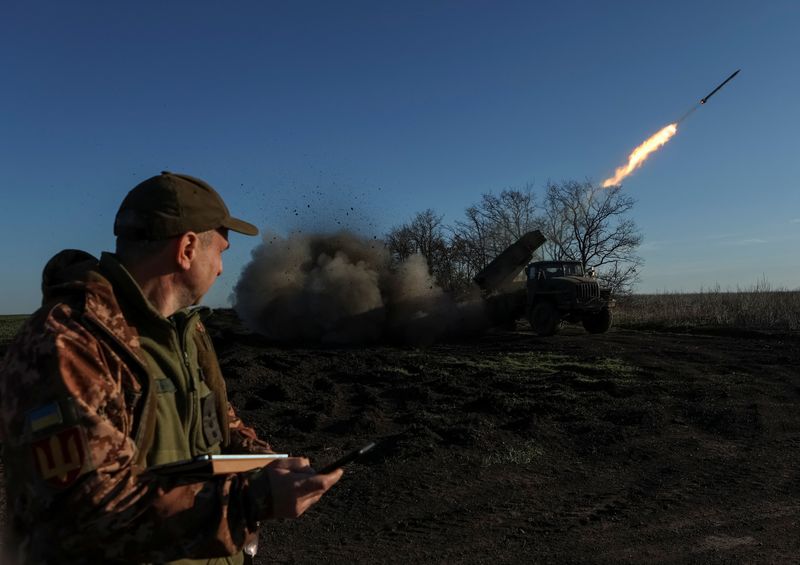 ウクライナ東部で戦闘激化、ロシア軍がじりじりと前進