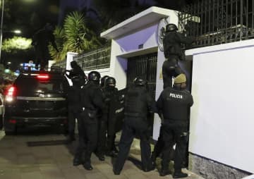 メキシコとエクアドル断交　大使館に警察踏み込む