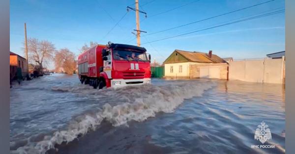 ロシアのウラル川流域で大規模洪水、住民多数が避難