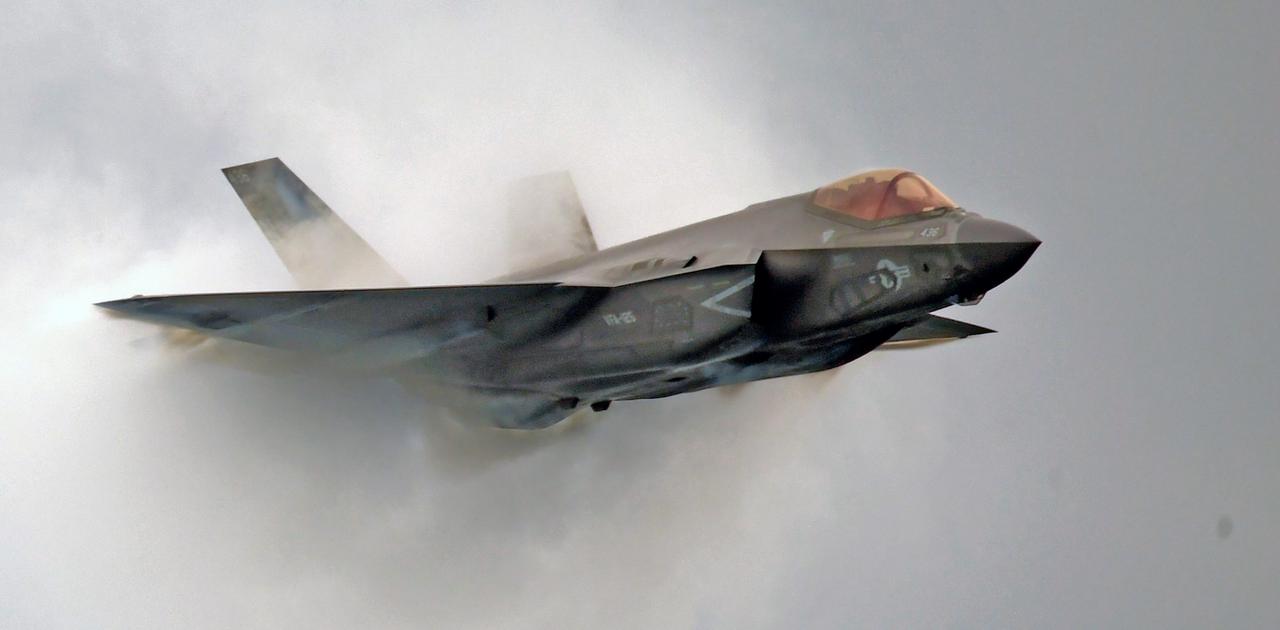 アメリカの戦闘機F-35AライトニングII、雷の中での飛行制限を解除