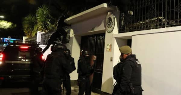 エクアドル警察、メキシコ大使館に突入し元副大統領を拘束　メキシコは断交