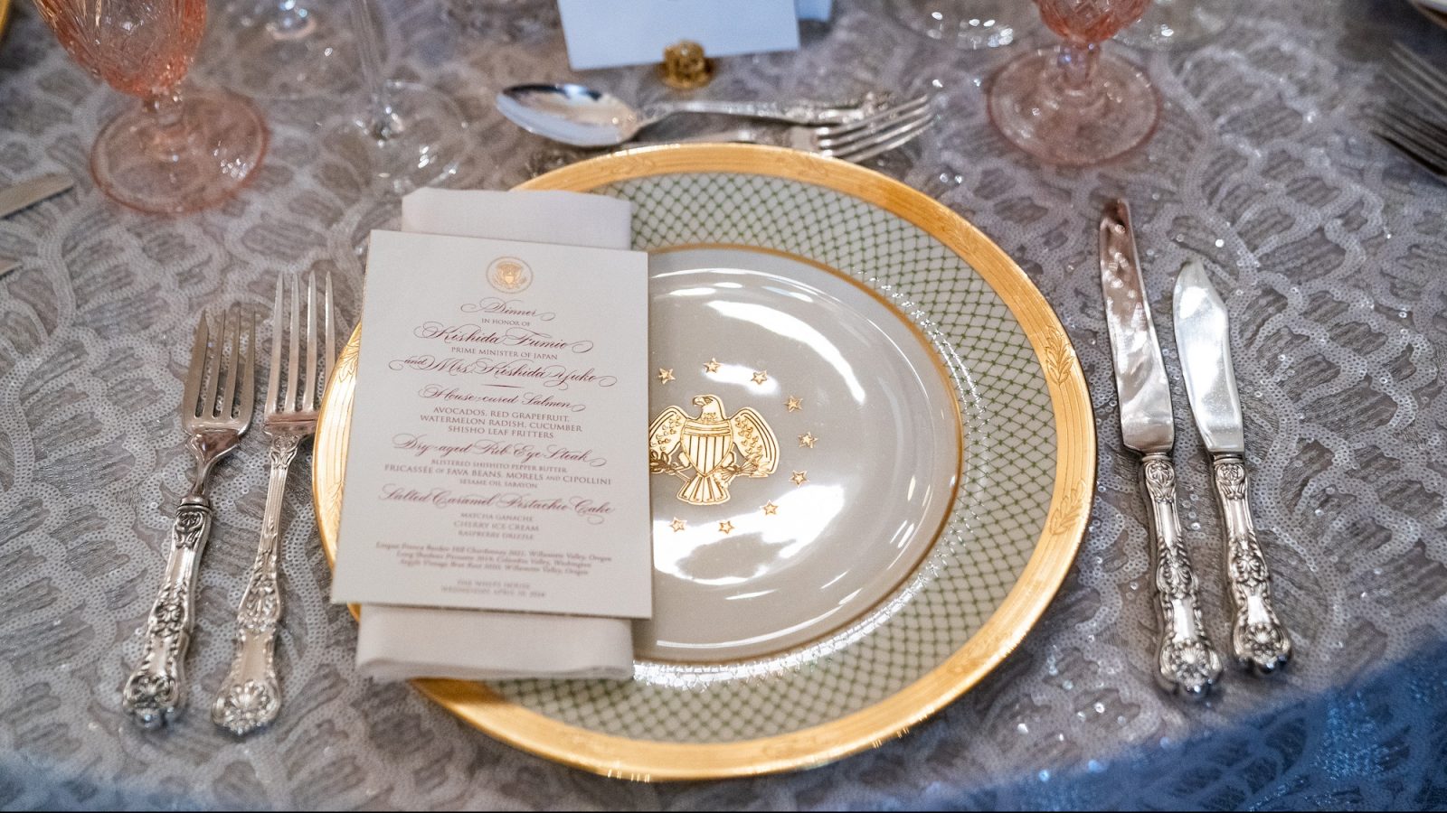 岸田文雄首相夫妻はホワイトハウス公式晩餐会で何を食べたのか？ | 米大手紙がその「政治的な味」に迫る