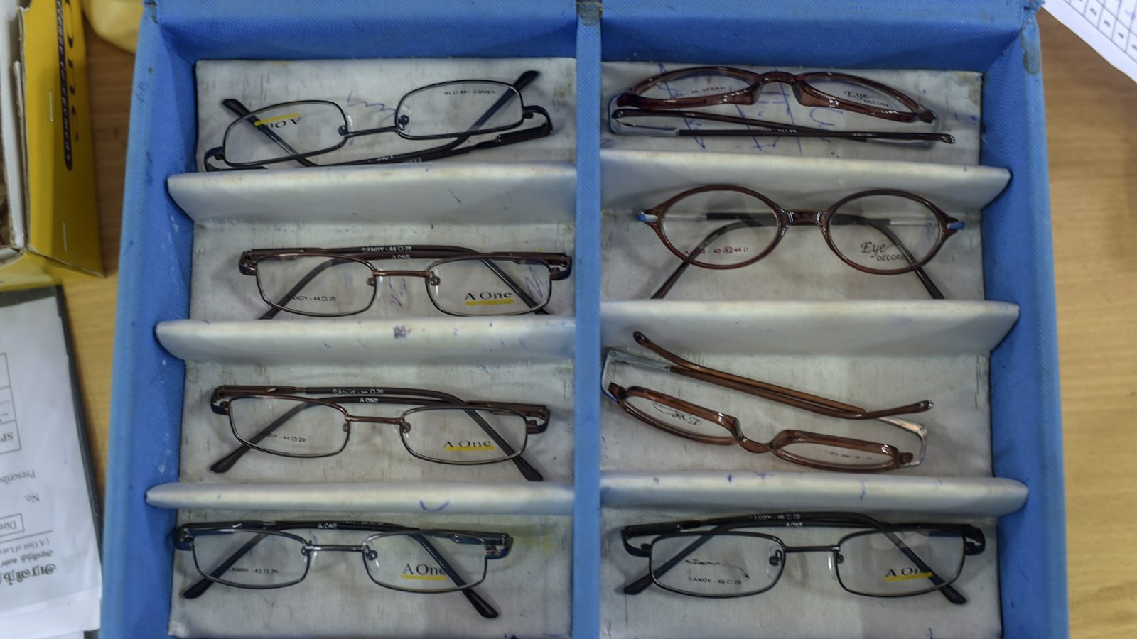 最新研究でわかった「メガネは視力だけでなく年収も“3割”上げてくれる」 | 老眼鏡が途上国に与える経済効果