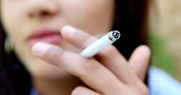 英下院、たばこ販売禁止法案を可決　2009年以降生まれを対象に