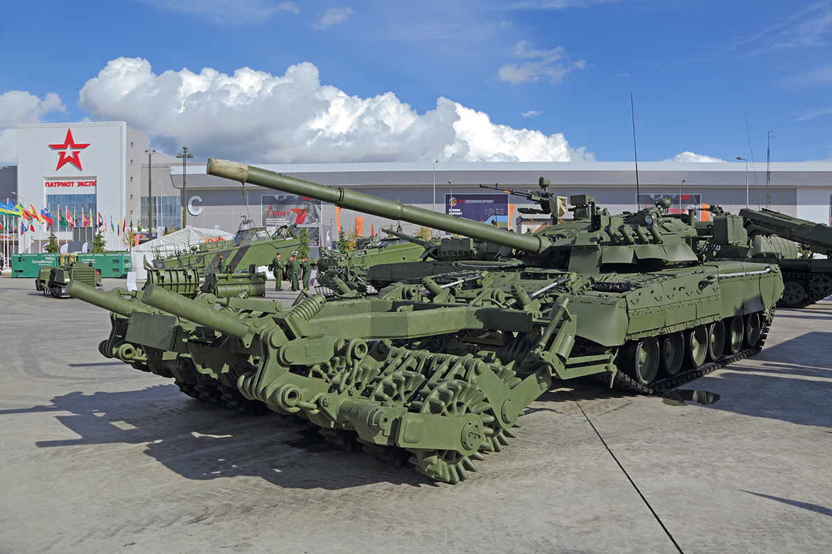 ロシア軍の「亀戦車」、実は地雷除去車両だった？　専門家が新説