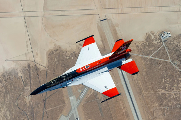 米軍、AIドッグファイトに成功。AI自律飛行のX-62A VISTA試験機が有人のF-16との模擬空中戦で防御と攻撃