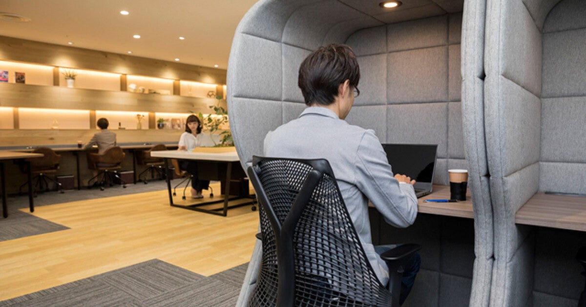 ハイブリッドワークの実態、進む「働き方の二極化」 レノボ調査 (TECH+)