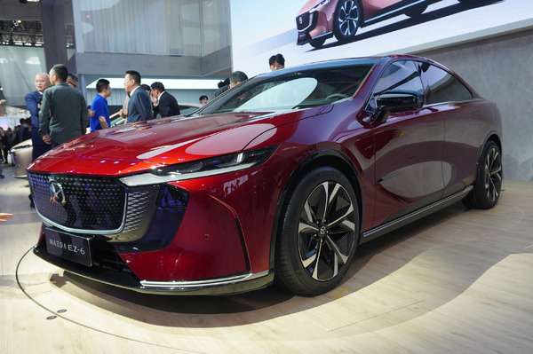 マツダ、電動セダン『EZ-6』世界初公開、24年発売へ　SUVコンセプトも…北京モーターショー2024