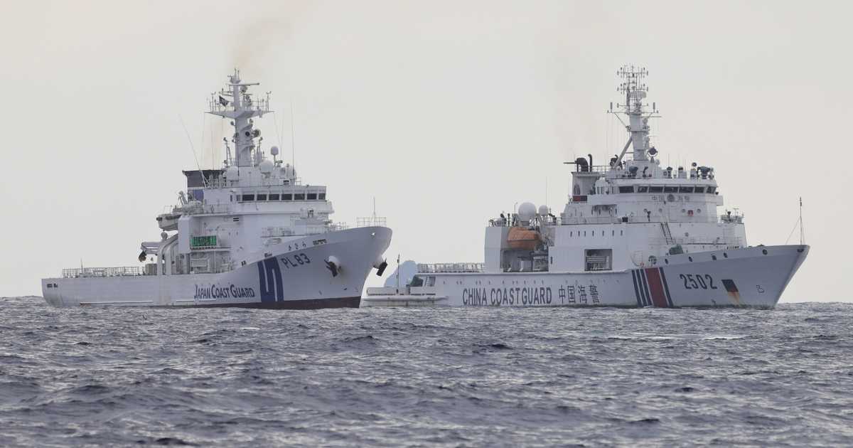 「領海に侵入するな！」　尖閣調査船に迫りくる中国海警船　記者が見た〝緊迫の海〟