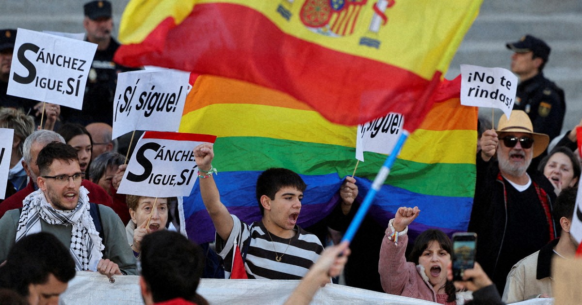 スペイン首相、検討していた辞任案を撤回　「強くなることを決意」