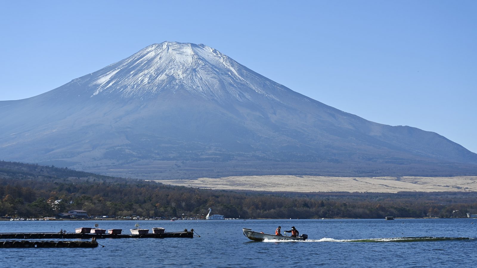 世界一礼儀正しい日本人が…　富士山の「目隠し幕」設置が世界で話題に | 海外の報道に読者から同情するコメントが続々