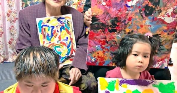 全国テレビで「沖縄のピカソ」と紹介されたダウン症の画家　祖母・母・めいと初の4世代展　「足を止めて見てくれてうれしい」