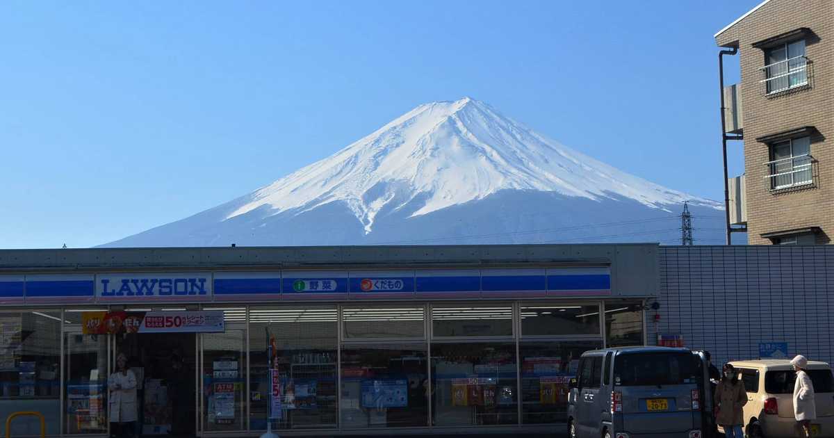 富士山絶景　展望施設の増強や新設の一方で、マナー違反に目隠し幕の最終手段も