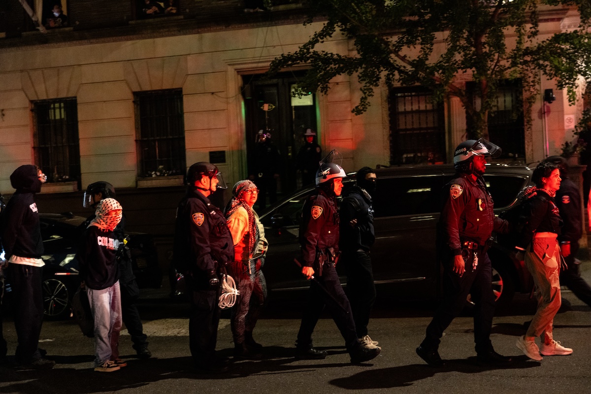 米コロンビア大などの抗議デモ、逮捕者約300人に 建物占拠は重罪適用も (Forbes JAPAN)