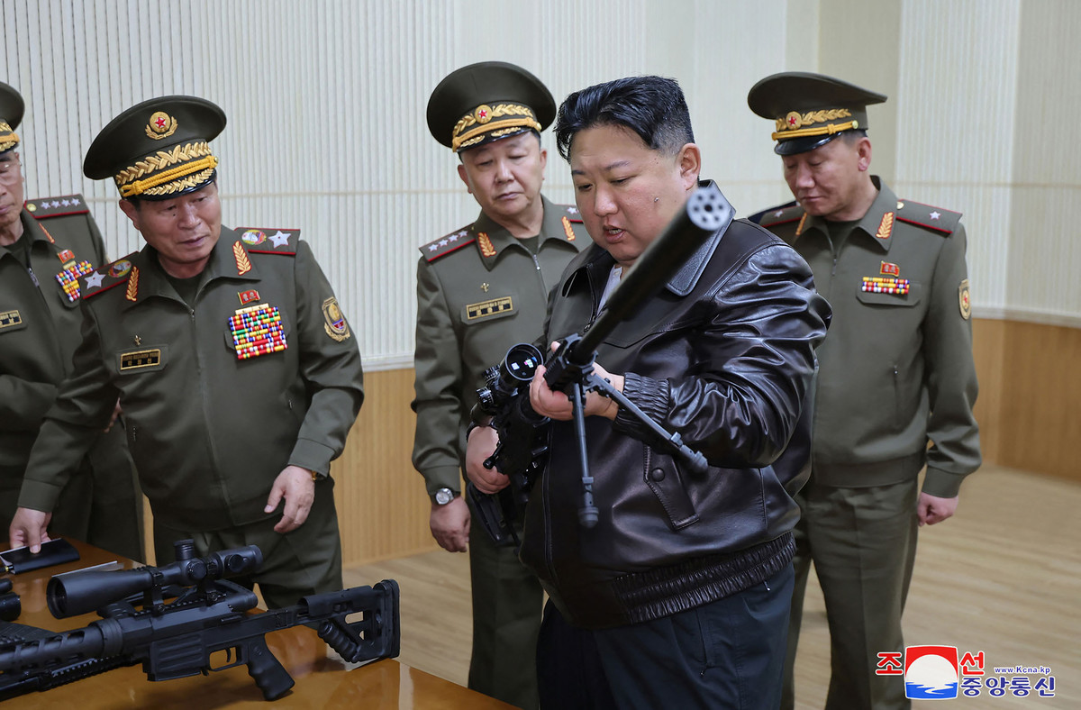 正恩氏、兵器生産を視察　新型放射砲の車両運転―北朝鮮