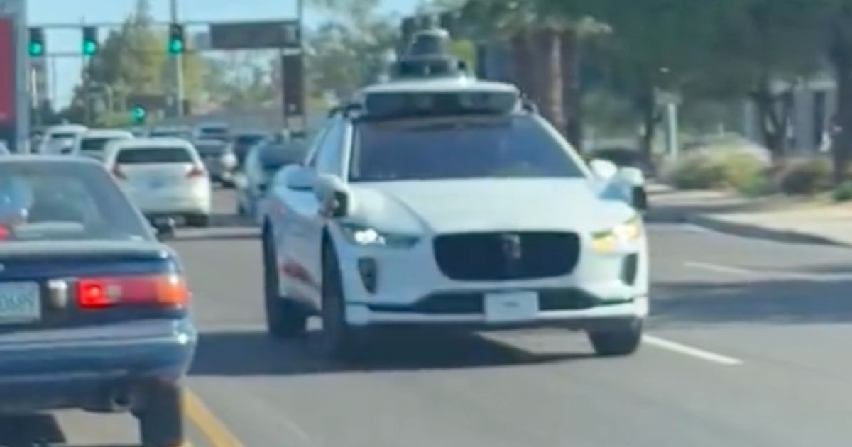 Googleの自動運転車、公道を逆走！Xで目撃投稿