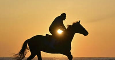相馬野馬追へ「朝駆け」　25日開幕、騎馬武者...海風受け士気高揚