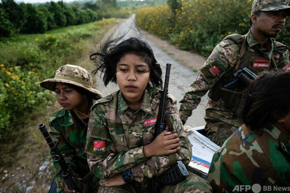 軍政と前線で戦う、10代の女性戦闘員 ミャンマー