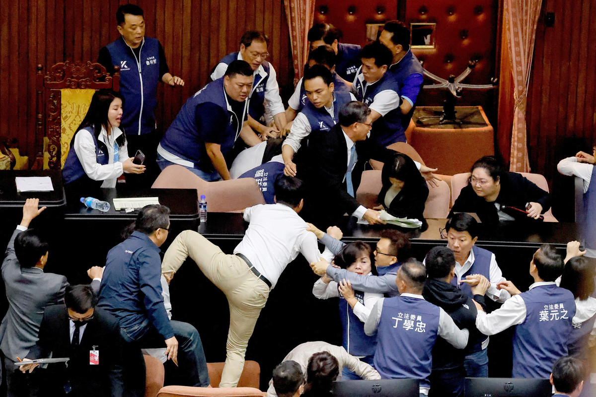 台湾で国会乱闘、６議員搬送　頼新政権の発足直前