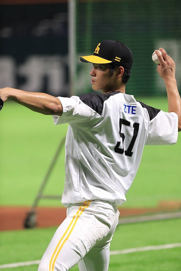 人気×実力×地方＝ホークス練習着のスポンサー価値